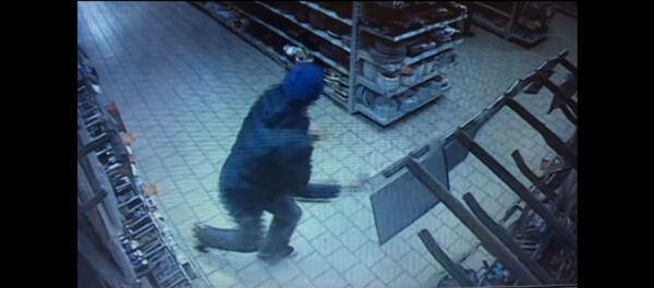 Палец за обман: ГУВД опубликовало видео инцидента в салоне связи Палец за обман: ГУВД опубликовало видео инцидента в салоне связи - Sputnik Беларусь