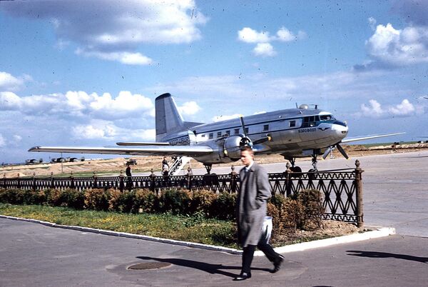 Фотограф запечатлел летное поле минского аэродрома, на котором стоит Ил-14П (б/н СССР-41848). В июле 1961-го этот самолет, зацепившись за деревья, разобьется в Свердловской области.  - Sputnik Беларусь
