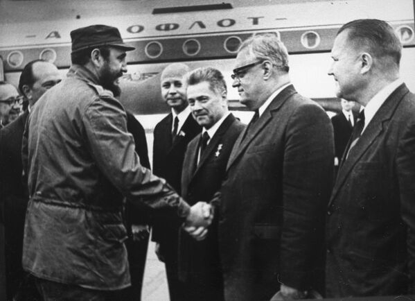 1-й секретарь компартии Кубы Фидель Кастро в Минском аэропорту, 1966 год. В шестидесятые был пик расцвета аэропорта: ежедневно здесь совершалось более 120 рейсов. - Sputnik Беларусь
