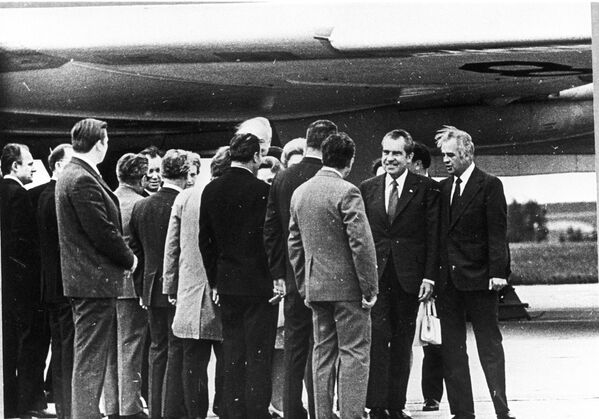 Встреча президента США Ричарда Никсона в аэропорту Минска во время его визита в СССР в 1974 году; 1-й справа – министр иностранных дел БССР Анатолий Гуринович.  - Sputnik Беларусь