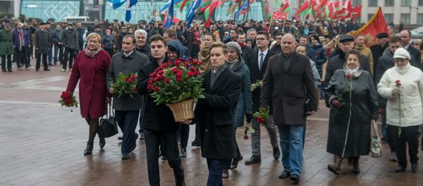Возложить цветы и сфотографироваться на фоне памятника вождю пришло около пятисот членов КПБ и Федерации профсоюзов Возложить цветы и сфотографироваться на фоне памятника вождю пришло около пятисот членов КПБ и Федерации профсоюзов - Sputnik Беларусь