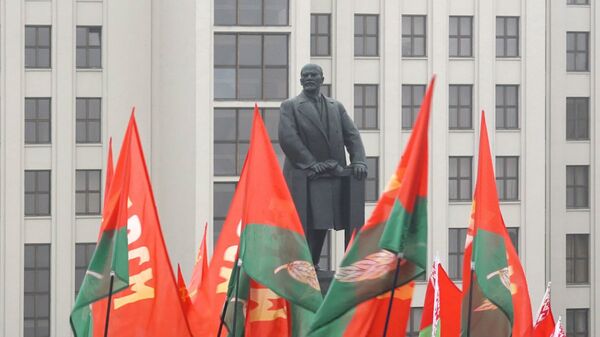 Представители компартии возложили цветы к памятнику Ленина в Минске  - Sputnik Беларусь