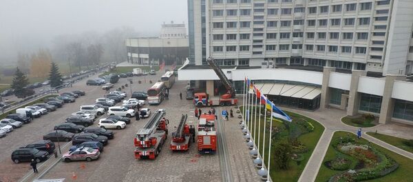 Пожарные машины МЧС возле гостиницы Беларусь - Sputnik Беларусь