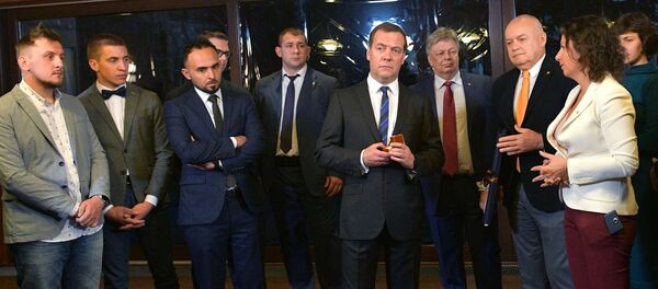 Старшыня ўрада РФ Дзмітрый Мядзведзеў падчас сустрэчы з пераможцамі IV Міжнароднага конкурсу фотажурналістыкі імя Андрэя Сценіна Старшыня ўрада РФ Дзмітрый Мядзведзеў падчас сустрэчы з пераможцамі IV Міжнароднага конкурсу фотажурналістыкі імя Андрэя Сценіна - Sputnik Беларусь