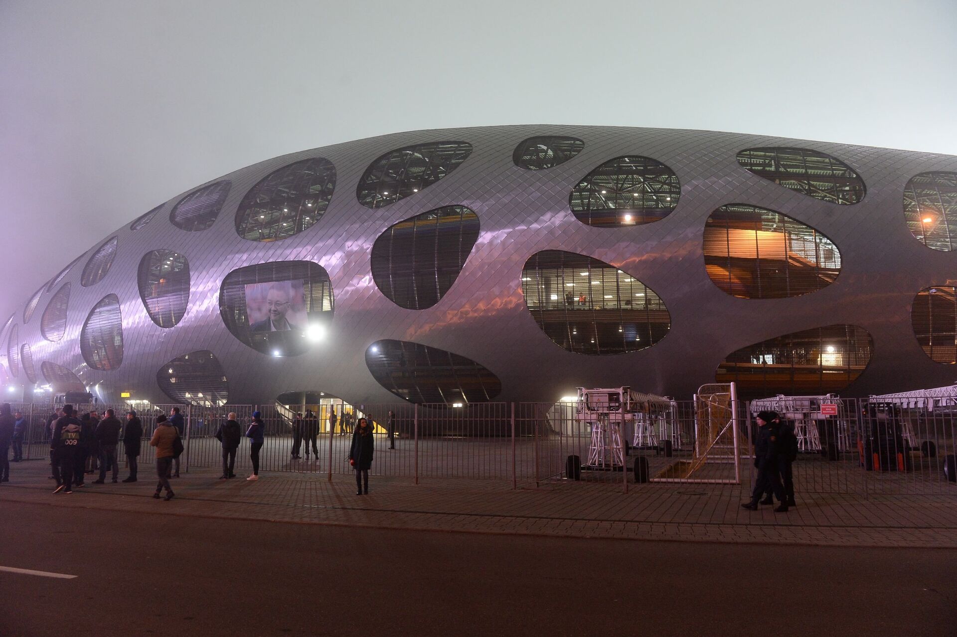 Болельщики у Борисов-Арены стали собираться задолго до начала матча - Sputnik Беларусь, 1920, 29.05.2025