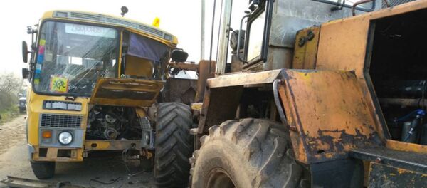 Водитель школьного автобуса  столкнулся с погрузчиком в Гродненской области - Sputnik Беларусь