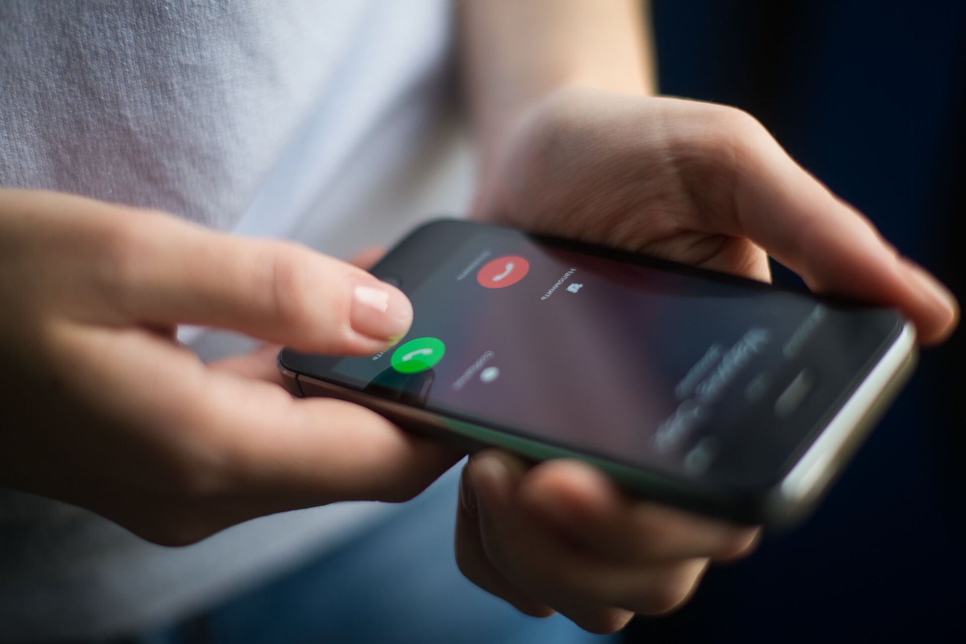 Телефон в руках девушки - Sputnik Беларусь, 1920, 17.03.2026