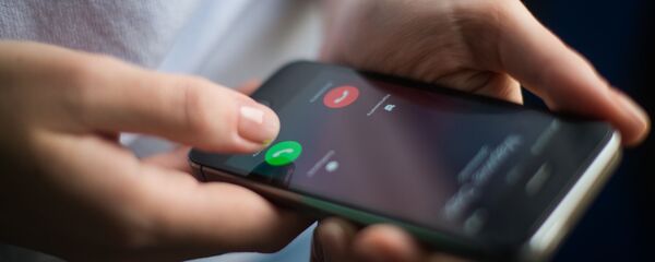 Телефон в руках девушки - Sputnik Беларусь