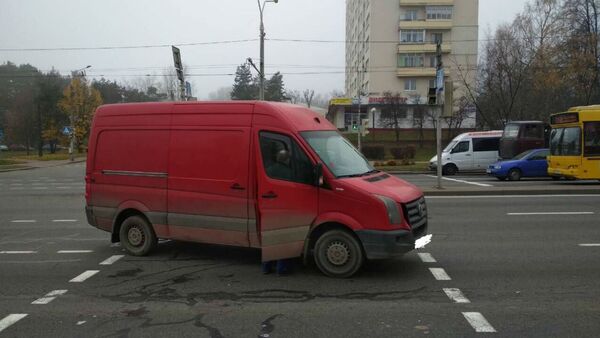В Минске на переходе микроавтобус серьезно травмировал женщину - Sputnik Беларусь