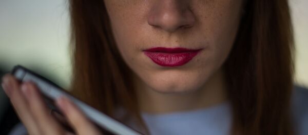 Девушка с телефоном, архивное фото - Sputnik Беларусь