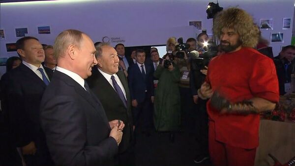 Путину в Казахстане подарили завязанный в узел гвоздь - Sputnik Беларусь