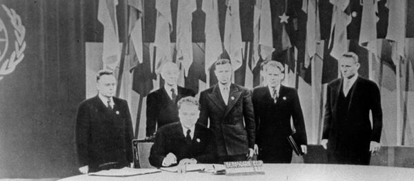 Кузьма Венедиктович Киселев - народный комиссар иностранных дел БССР подписывает Устав ООН - Sputnik Беларусь