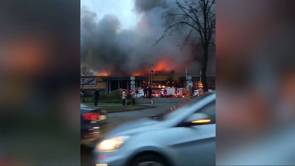 Крупный пожар в петербургском гипермаркете. Кадры с места ЧП - Sputnik Беларусь