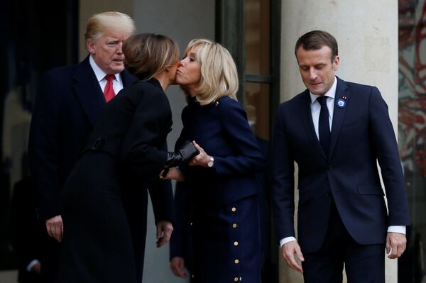 Фотофакт: Меланья Трамп приехала в Елисейский дворец Фотофакт: Меланья Трамп приехала в Елисейский дворец - Sputnik Беларусь