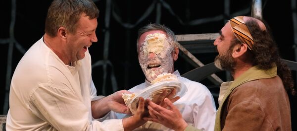 Актер Михаил Ефремов в роли Чапаева (в центре) в спектакле Чапаев и пустота Актер Михаил Ефремов в роли Чапаева (в центре) в спектакле Чапаев и пустота - Sputnik Беларусь