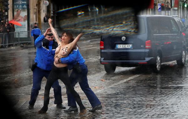 Активистка с голой грудью попыталась остановить кортеж Трампа - Sputnik Беларусь