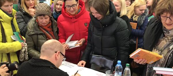 У Мінску не хапіла кніг для аўтограф-сесіі Славы Сэ У Мінску не хапіла кніг для аўтограф-сесіі Славы Сэ - Sputnik Беларусь