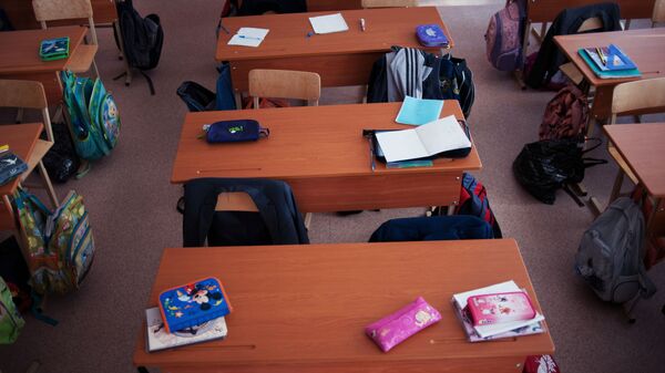 Пустые парты в школе, архивное фото - Sputnik Беларусь