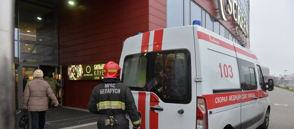 Скорая у ТЦ Арена Сити, где при обрушении потолка пострадала продавец - Sputnik Беларусь
