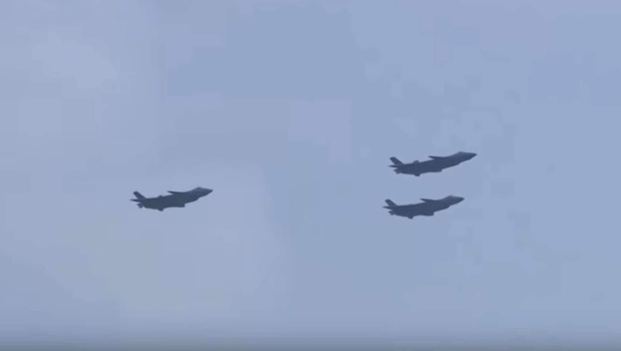 Aquila verreauxii eagle. орел черного цвета. китайский истребитель черный орел. черный орел hd. кафрский орёл.