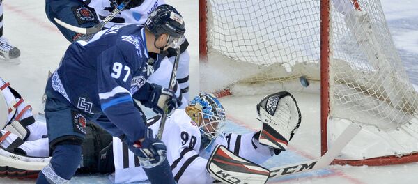 Дмитрий Буйницкий забросил вторую шайбу Дмитрий Буйницкий забросил вторую шайбу - Sputnik Беларусь