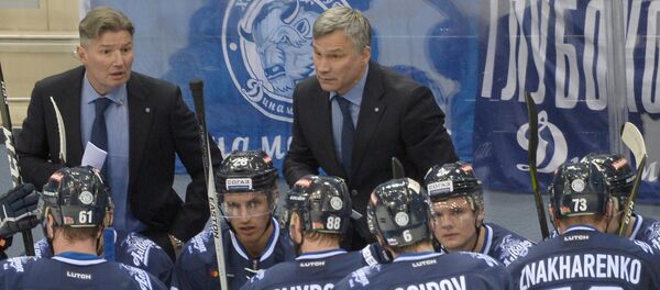 Главный тренер минского Динамо Андрей Сидоренко общается с игроками - Sputnik Беларусь