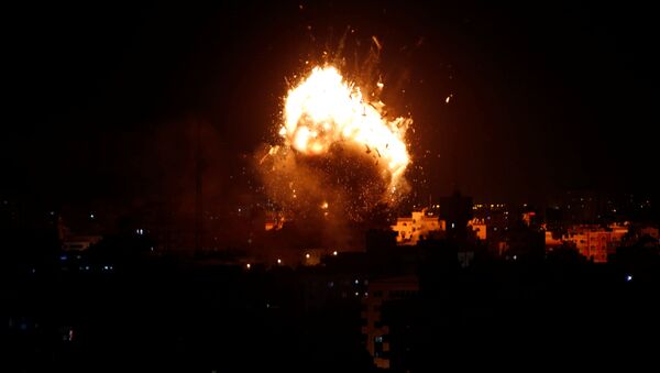 Взрыв во время воздушного удара Израиля в городе Газа - Sputnik Беларусь