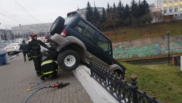 Машина повисла на мосту в Витебске - Sputnik Беларусь
