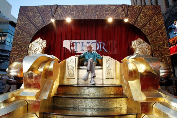 Стэн Ли позирует на троне Асгарда на премьере Тора в Голливуде 2 мая 2011 года.  Ли никогда и не говорил, что все придумал в одиночку. В сотрудничестве с несколькими художниками — Джеком Кёрби и Стивом Дитко — он создал множество супергероев для вселенной Marvel. - Sputnik Беларусь