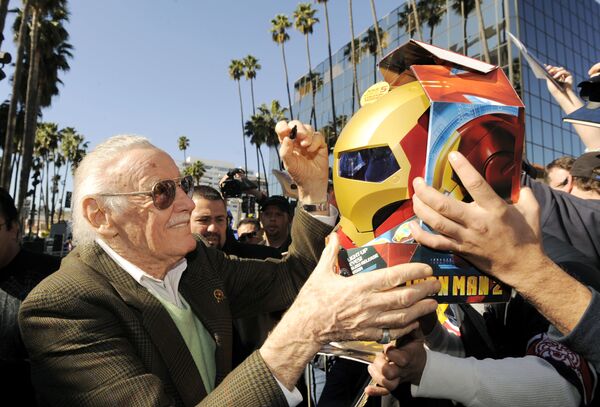 Стэн Ли подписывает шлем Железного человека поклоннику  4 января 2011 года. В этот день он получил звезду на Голливудской аллее славы в Лос-Анджелесе. - Sputnik Беларусь