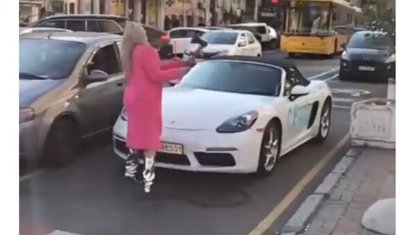 В центре Киева девушка изрубила топором Porsche - Sputnik Беларусь