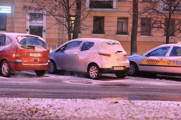 Фотофакт: в Минске выпал первый снег Фотофакт: в Минске выпал первый снег - Sputnik Беларусь