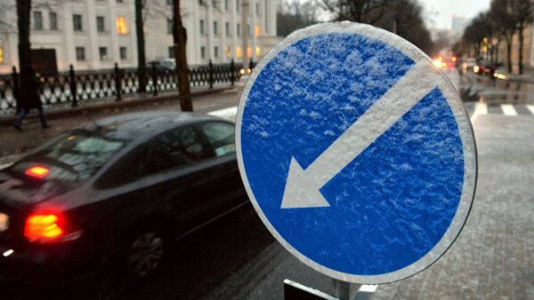 Мокрый снег на дорожном знаке - Sputnik Беларусь