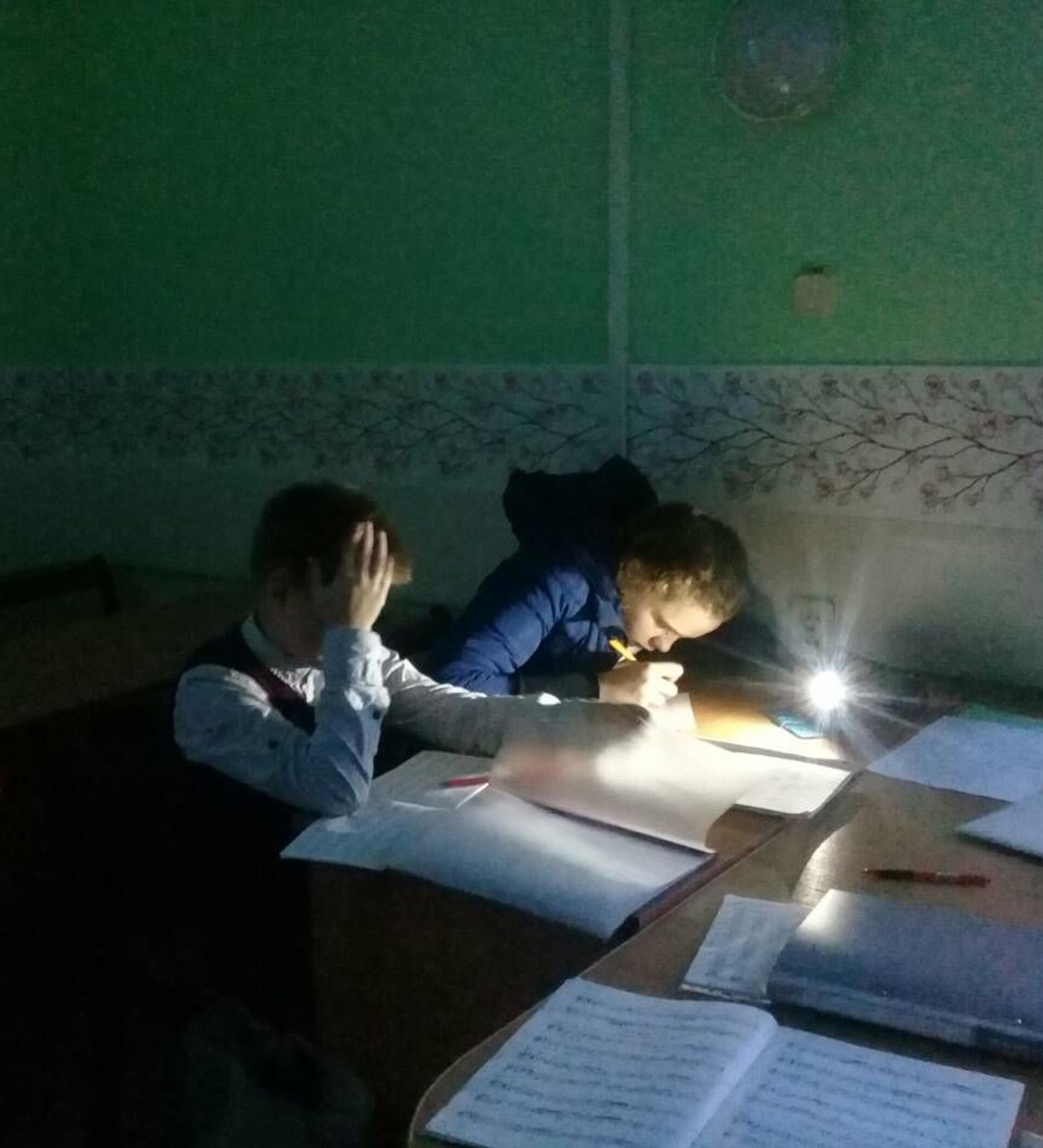 Урок света в школе. Свет в школе. Школа без света. Плохое освещение в школе. Школа в темноте.