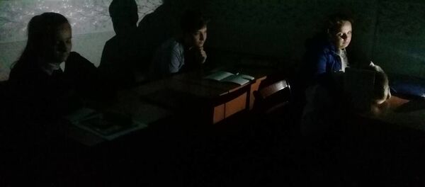 Дети учатся при свете фонарей - Sputnik Беларусь