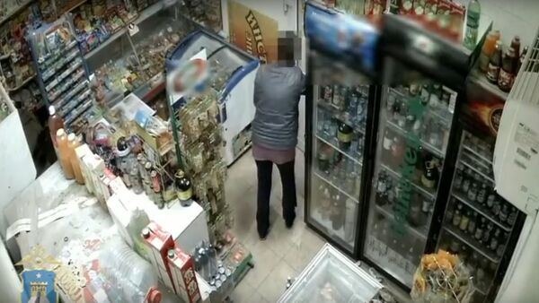 Продавщица шваброй прогнала грабителя с пистолетом  - Sputnik Беларусь