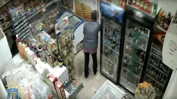 Продавщица шваброй прогнала грабителя с пистолетом 