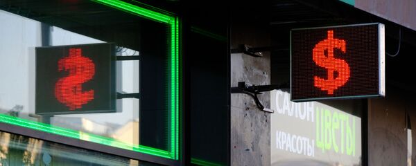 Знак доллара на табло курса обмена валют - Sputnik Беларусь