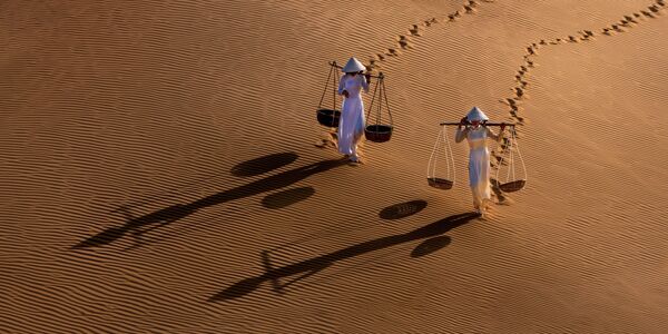 Снимок Two Girls Sand Dune фотографа Chin Leong Teo, вошедший в ТОП-50 категории Amateur Landscape  - Sputnik Беларусь