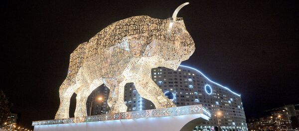 Зубр усталяваны практычна на ўездзе ў горад Зубр усталяваны практычна на ўездзе ў горад - Sputnik Беларусь