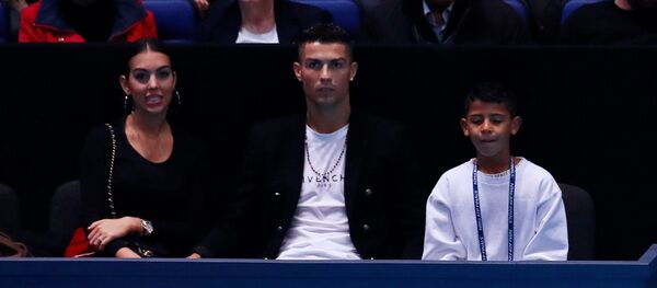 Криштиану Роналду с семьей на теннисном матче - Sputnik Беларусь