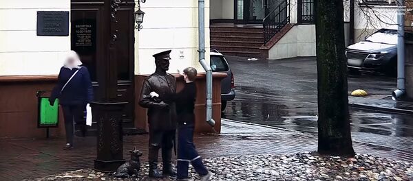 Подросток избил памятник городовому в Минске, видео - Sputnik Беларусь