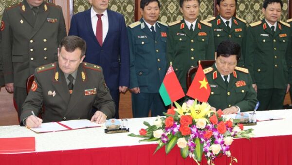 Министры обороны Беларуси и Вьетнама Андрей Равков и Нго Суан Лик - Sputnik Беларусь