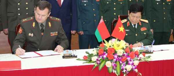 Министры обороны Беларуси и Вьетнама Андрей Равков и Нго Суан Лик - Sputnik Беларусь