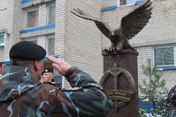 Памятный знак к 30-летию ОМОНа установили в Витебске Памятный знак к 30-летию ОМОНа установили в Витебске - Sputnik Беларусь
