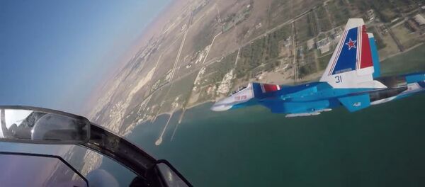 Видеофакт: высший пилотаж в исполнении Русских Витязей в Бахрейне Видеофакт: высший пилотаж в исполнении Русских Витязей в Бахрейне - Sputnik Беларусь