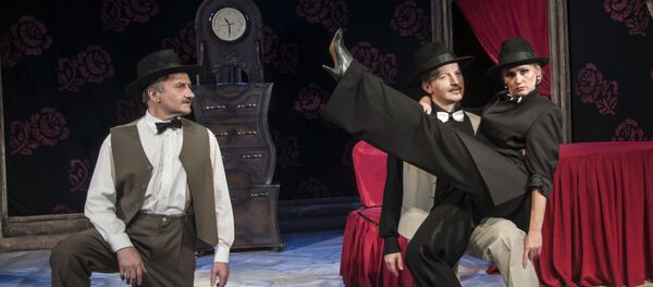 Сцена из спектакля Любовь втроем Молодежного театра - Sputnik Беларусь