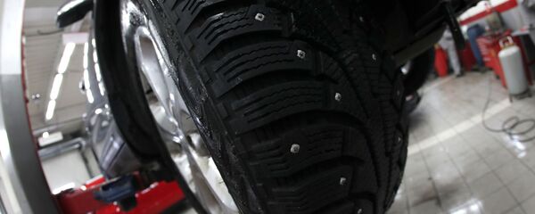 Сезонная смена летней автомобильной резины на зимнюю - Sputnik Беларусь