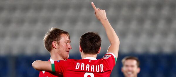 Белорусские футболисты радуются забитому голу Белорусские футболисты радуются забитому голу - Sputnik Беларусь