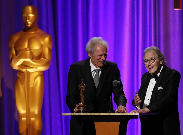 Клинт Иствуд вручил почетного Оскара американскому джазовому пианисту и композитору аргентинского происхождения Лало Шифрину - Sputnik Беларусь